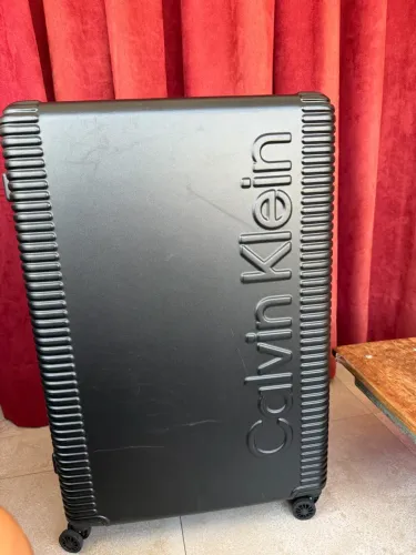 Mala de viagem Calvin Klein 32 kikos estou vendendo por 1000