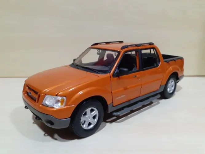 Miniatura Ford Explorer Sport Trac 2001 1/18 Maisto
