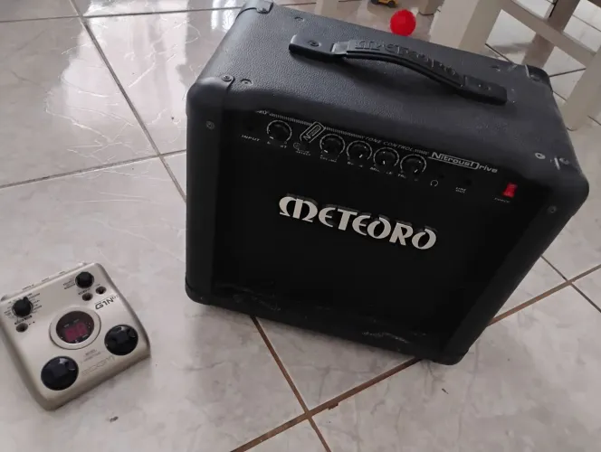 Amplificador meteoro e pedaleira zoom g1 next