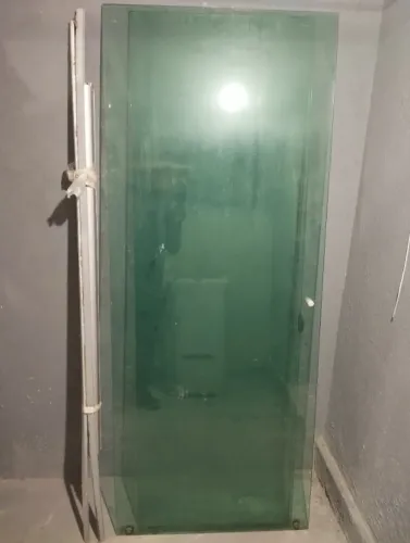 Vendo box de 1,35 MTS comprimento por 190altura vidro de 8mm em ótimo estado