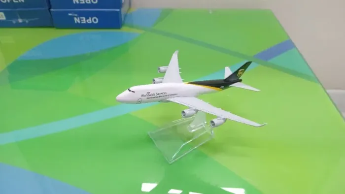 AVIÃO 747 da UPS - MINIATURA 16cm - PRESENTEAR / COLECIONAR