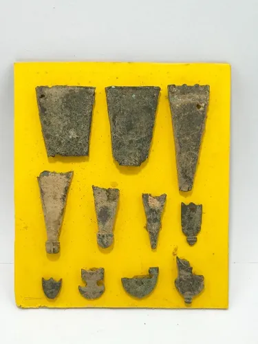 Coleção de pontas arqueológicas de bainha de adagas Árabes