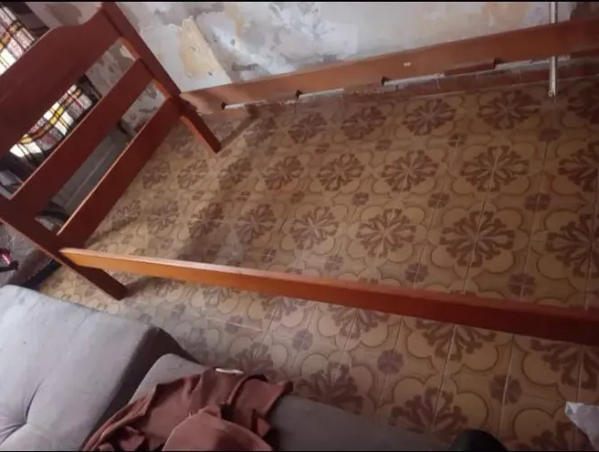 Cama de solteiro de madeira