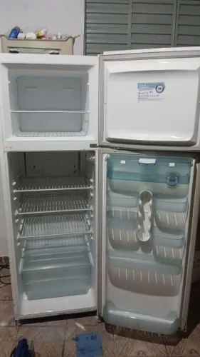 Vende geladeira Electrolux com dispenser de água 359 litros em perfeito funcionamento...