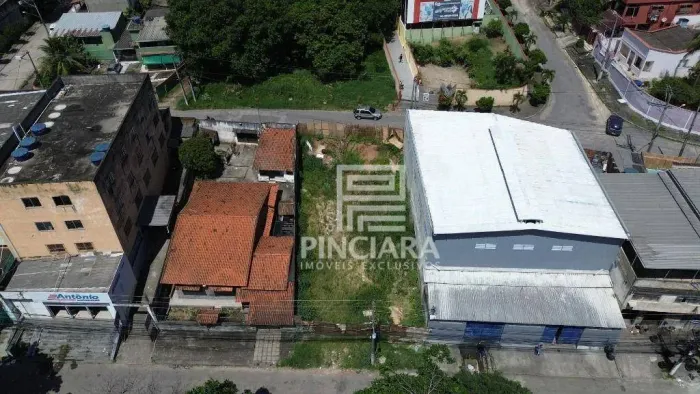 Casa comercial com 3 quartos em terreno de 900 m² no Colubandê - São Gonçalo/RJ - Alugue p