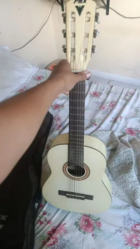 Violão infantil perfeitamente regulado e com capa, revisado por profissional!