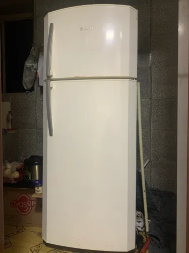 Geladeira ótima gelando perfeitamente grande !! 