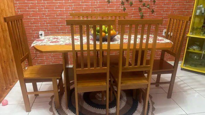 Conjunto de mesa de jantar em madeira Tatajuba com 6 cadeiras apenas 4 meses de uso