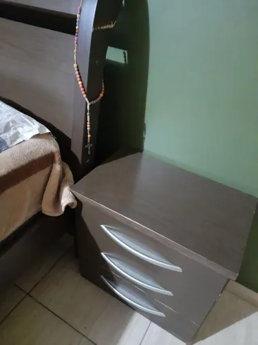Cama de casal com 2 criados mudos