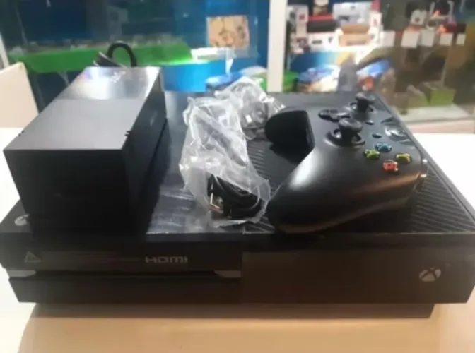 Xbox one 1T + 2 controles + fonte