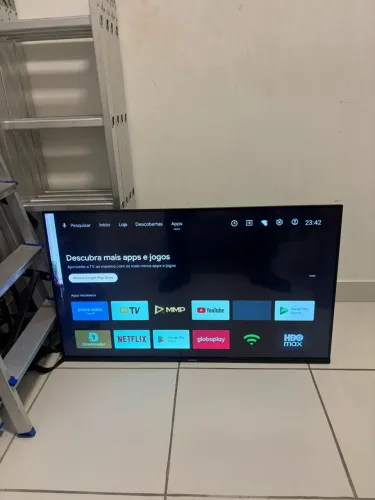 Tv AIWA 43 com pequeno trincado