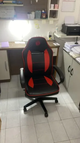 cadeira gamer vermelha e preta