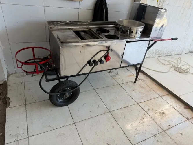 Carinho semi-novo várias utilidades 