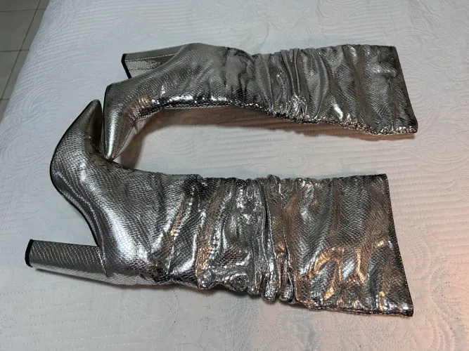 Bota Feminina Prata Metalizada Salto Alto