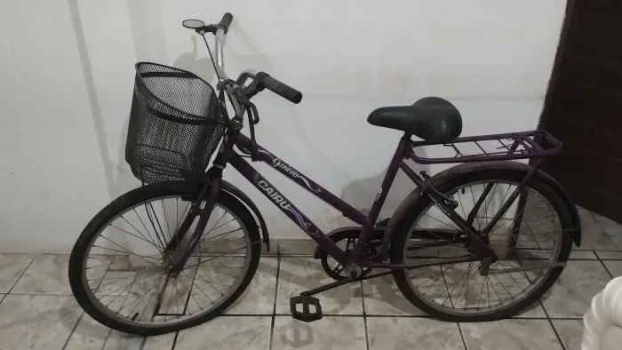 Vendo uma bicicleta SEMINOVA, roxa com cestinha. Necessita APENAS fazer revisão.