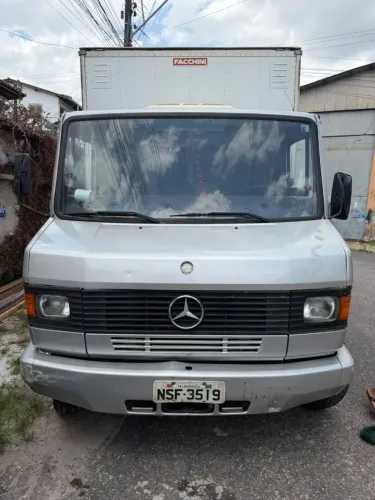 Caminhão MB 710 plus baú 2009
