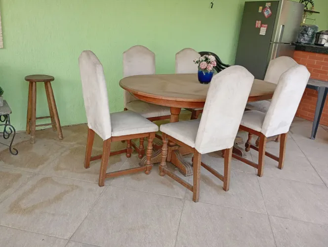 Vendo mesa e cadeiras de madeira maciça.