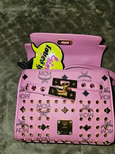 Bolsa MCM nova nunca usada de luxo Rosa em couro com cristais Swarovski e botões dourados