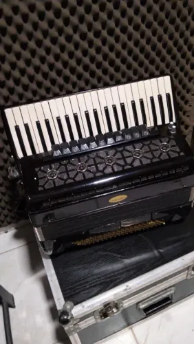 Acordeon stradella 120 baixos afinação quarta de voz com case de madeira