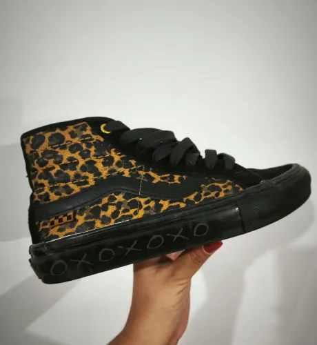 Tênis Vans Sk8-hi x Cher Strawberry (estampa de oncinha)