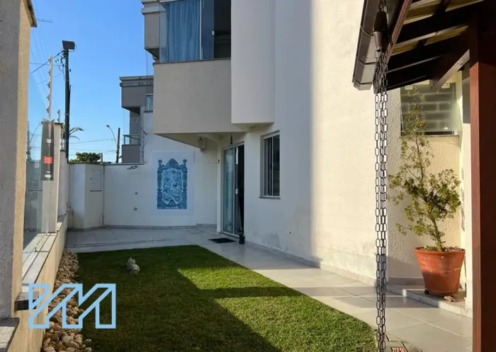 Sobrado mobiliado no Balneário Pereque, em Porto Belo.