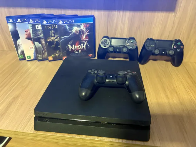 PS4 slim 500GB + 3 controles originais 