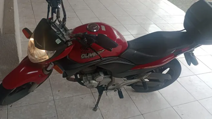 Vendo Honda CB 300, ano 2012, com 71.535 km.