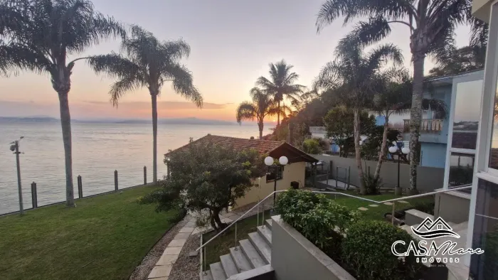 Casa frente mar à venda em Cacupé - Florianópolis/SC