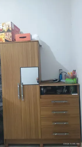 CÔMODA COM PORTA DE GUARDA ROUPA 160 REAIS.