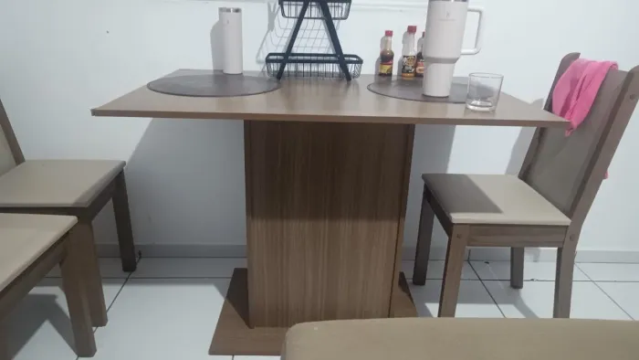 Vende-se mesa com 4 cadeiras 