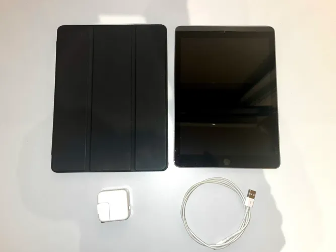 iPad 6ª Geração (2018) 32GB Wi-Fi + Capa + Carregador