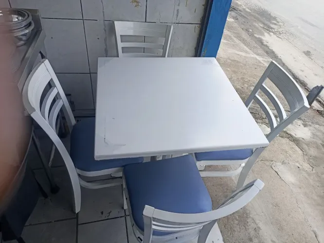 Jogo de mesa e cadeira em  madeira  