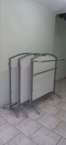 Araras Reforçadas C/ MDF No Centro P/ Loja De Roupas 