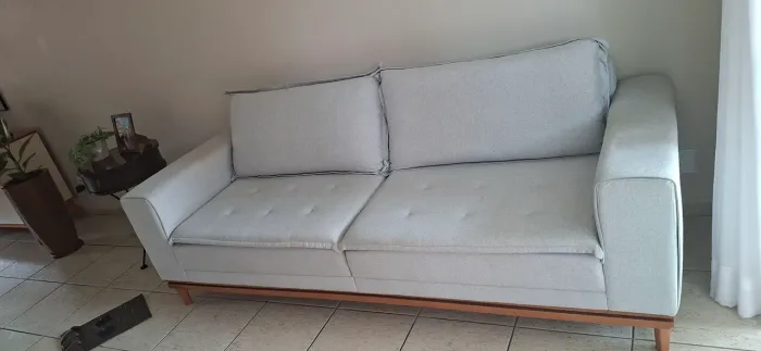 Sofá em linho, cinza claro. Medida: 2,40cm.
