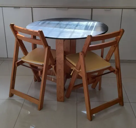 Mesa multifuncional para pequenos ambientes c/ 2 cadeiras dobráveis