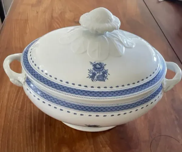 Sopeira e pratos de sopa da linha Cozinha Velha da Vista Alegre