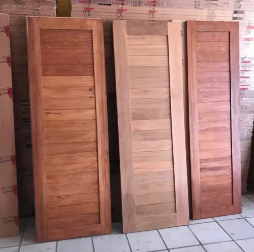 Portas em Madeira Maciça Jatobá, modelo lambri