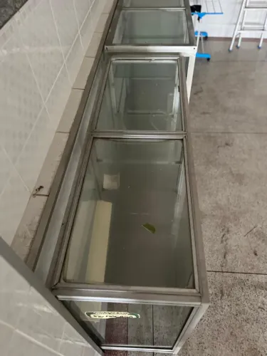 Balcão de vidro com estrutura de aluminio