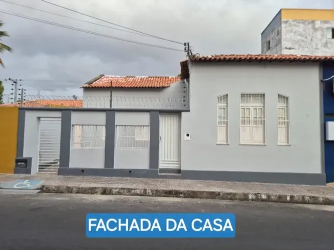 Casa Grande no Centro de Floriano - Ótima Localização para Morar ou Ponto Comercial
