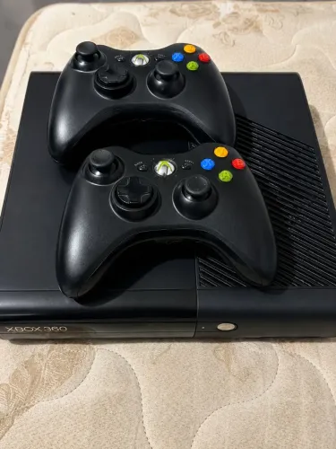 Xbox 360 Super Slim com 2 controles (manutenção)