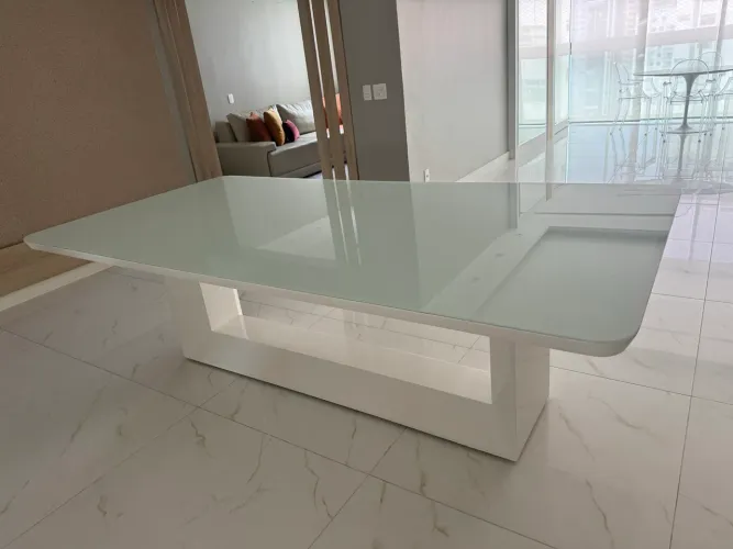 Mesa 8 lugares laqueada com tampo de vidro branco