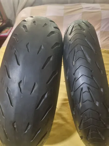 Vendo dois pneus novos.