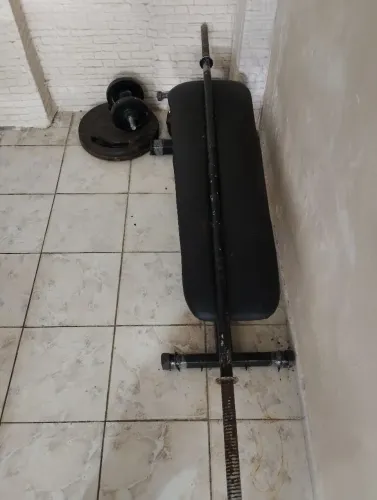 Equipamento de academia anilhas banco e barra tem 94 kg e a barra e de inox