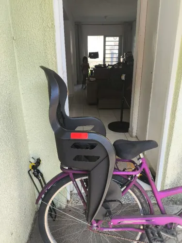 Cadeirinha para bicicleta mais bagageiro.