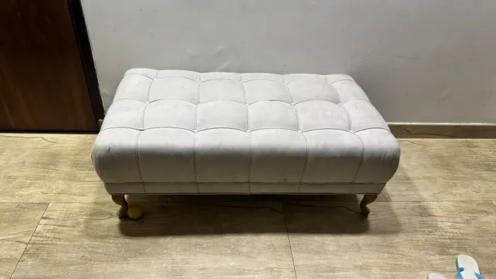 (PROMOÇÃO) Puff Recamier Capitonê Branco com Pés Luís XV em Madeira