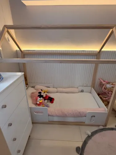Conjunto cama montessoriana e cômoda 