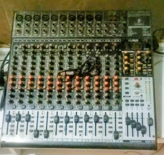 Vando essa mesa de som Behringer 16 canais