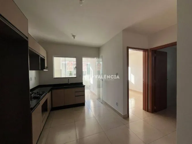 Apartamento semi Mobiliado térreo com garden p/ locação com 2 quartos por R$2.000,00 no Ed