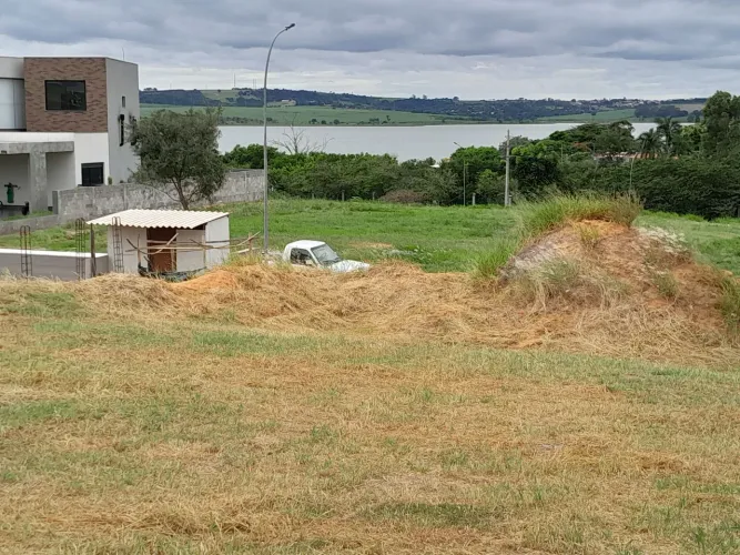 Terreno na represa em condomínio fechado