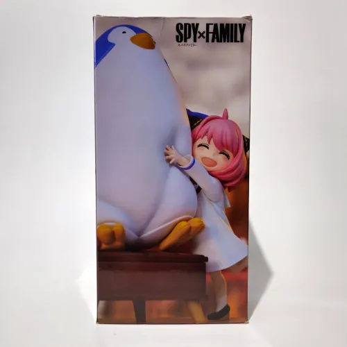 Figura original  Anya Forger com um pinguim da série Spy x Family. 